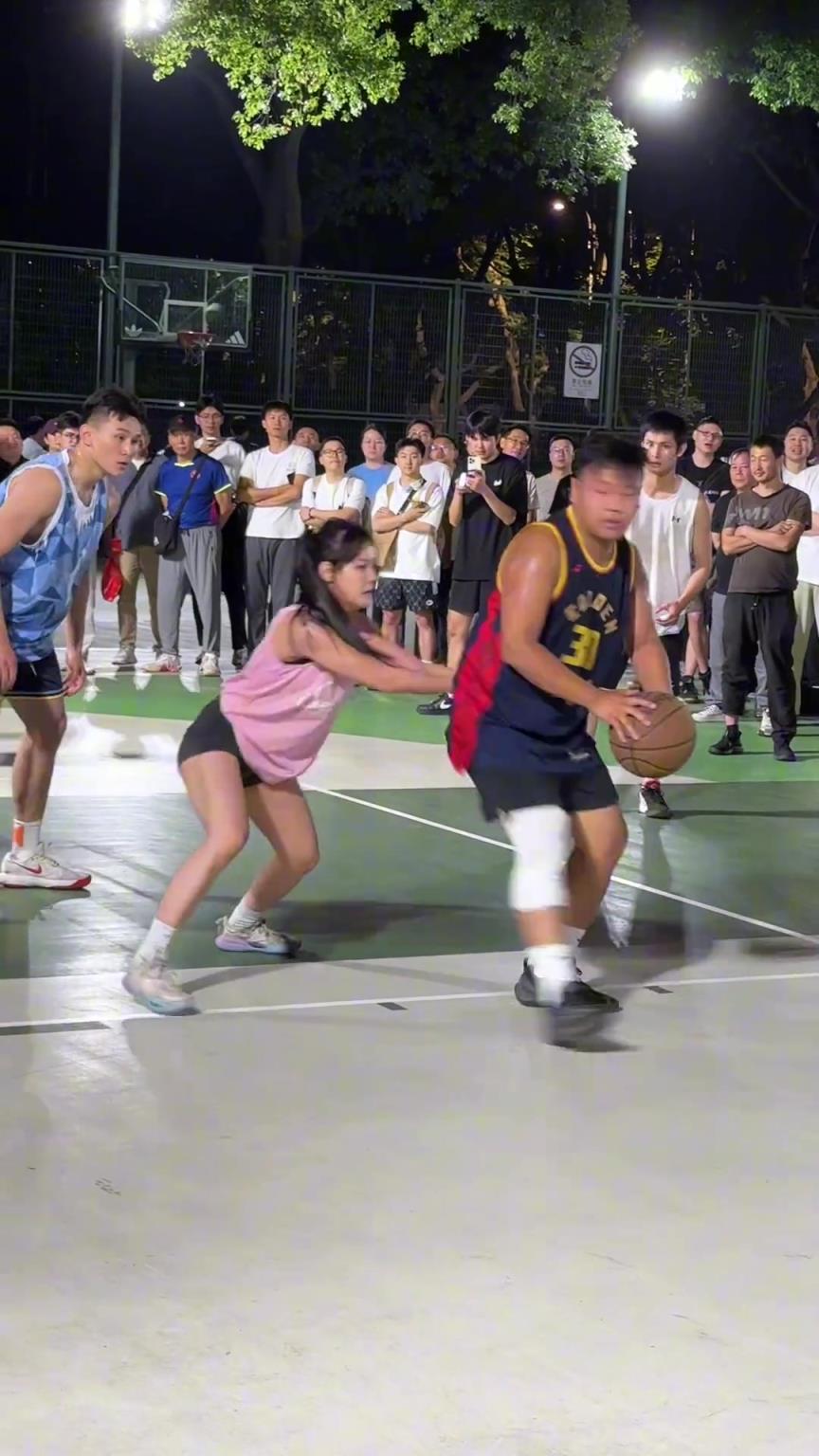 這哥們看見(jiàn)防自己的是女生，一個(gè)勁背打，球也不傳了